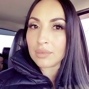 Meet your Posher, Violeta